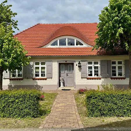 Kaepitaenshaus Zum Pluemper * Ahrenshoop